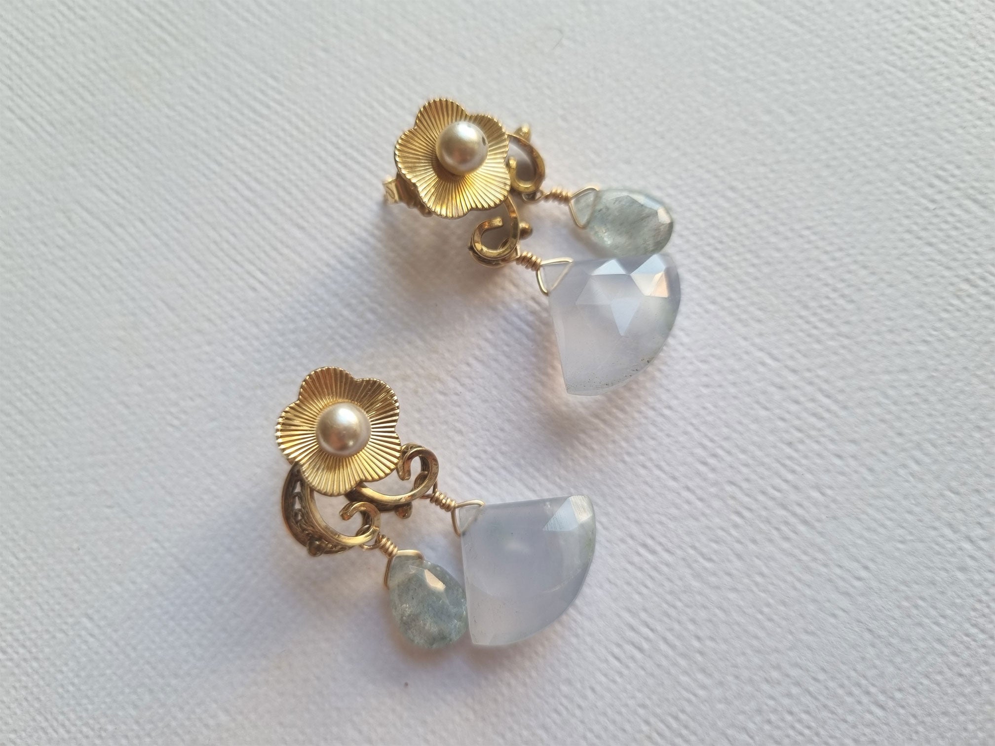 waif vintage flower pearl chalcedony stud earrings pequitobun Jewellery